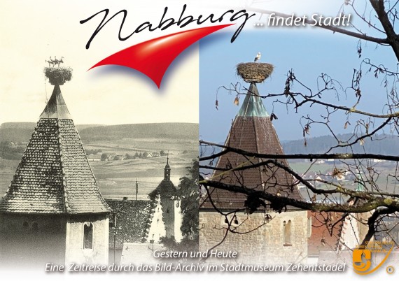 Zwei Fotos &quot;gestern und heute&quot; gegenübergestellt. Titel &quot;Nabburg findet Stadt!&quot; Blick auf das Dach der Kirche St. Georg in der Unterstadt mit dem Storchennest auf der Spitze. Hügelige Landschaft im Hintergrund.