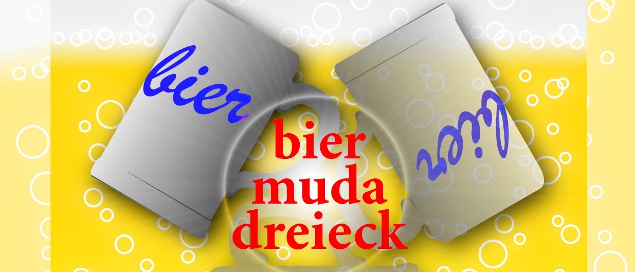 Das Bild zeigt einen Ausschnitt des Ausstellungsplakates &quot;BIERmudadreieck&quot;. Es sind zwei Bierkrüge mit der blauen Aufschrift &quot;bier&quot; und dazwischen in einen hellen Kreis der rote Schriftzug &quot;biermudadreieck&quot; zu sehen.