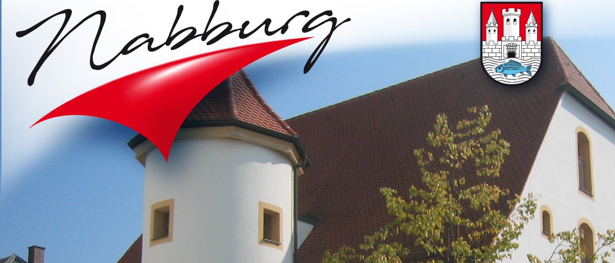 Das Foto ist Teil einer Slideshow. Blick auf das Stadtmuseum mit Turm und Dach. Am oberen Bildrand Logo und Wappen Nabburgs.