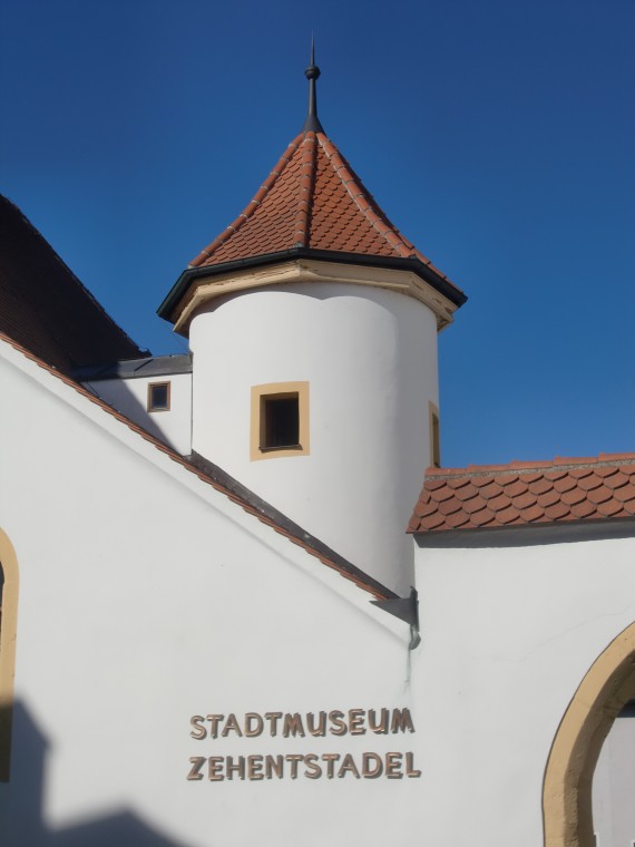 Das Foto zeigt einen Ausschnitt des Stadtmuseums Zehentstadel mit Turm und Ostansicht.